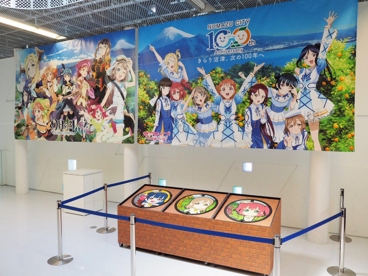 プラサヴェルデに展示中のラブライブ！カラーマンホール