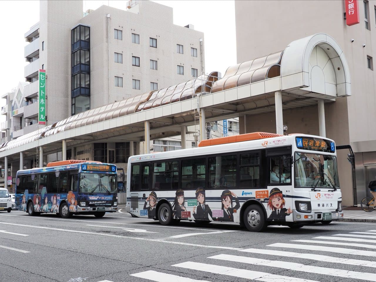 ラッピングが施されて沼津市内を走る路線バス