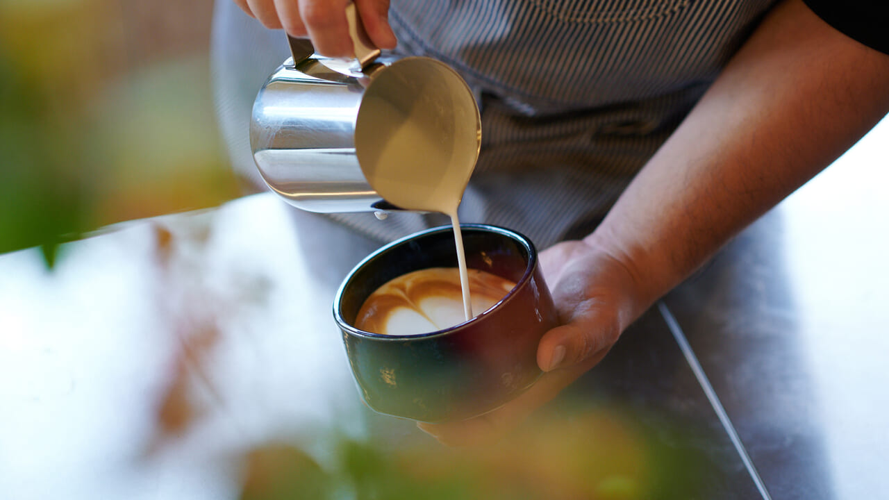 五代目小松 ひものやの抹茶茶碗で楽しめるカフェラテ　