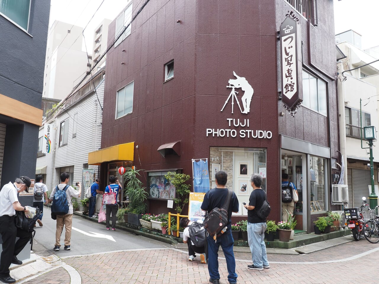 来店者で賑わうつじ写真館