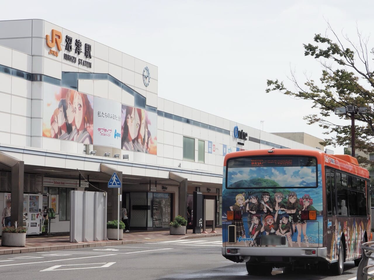 沼津駅南口とラブライブのラッピングバス