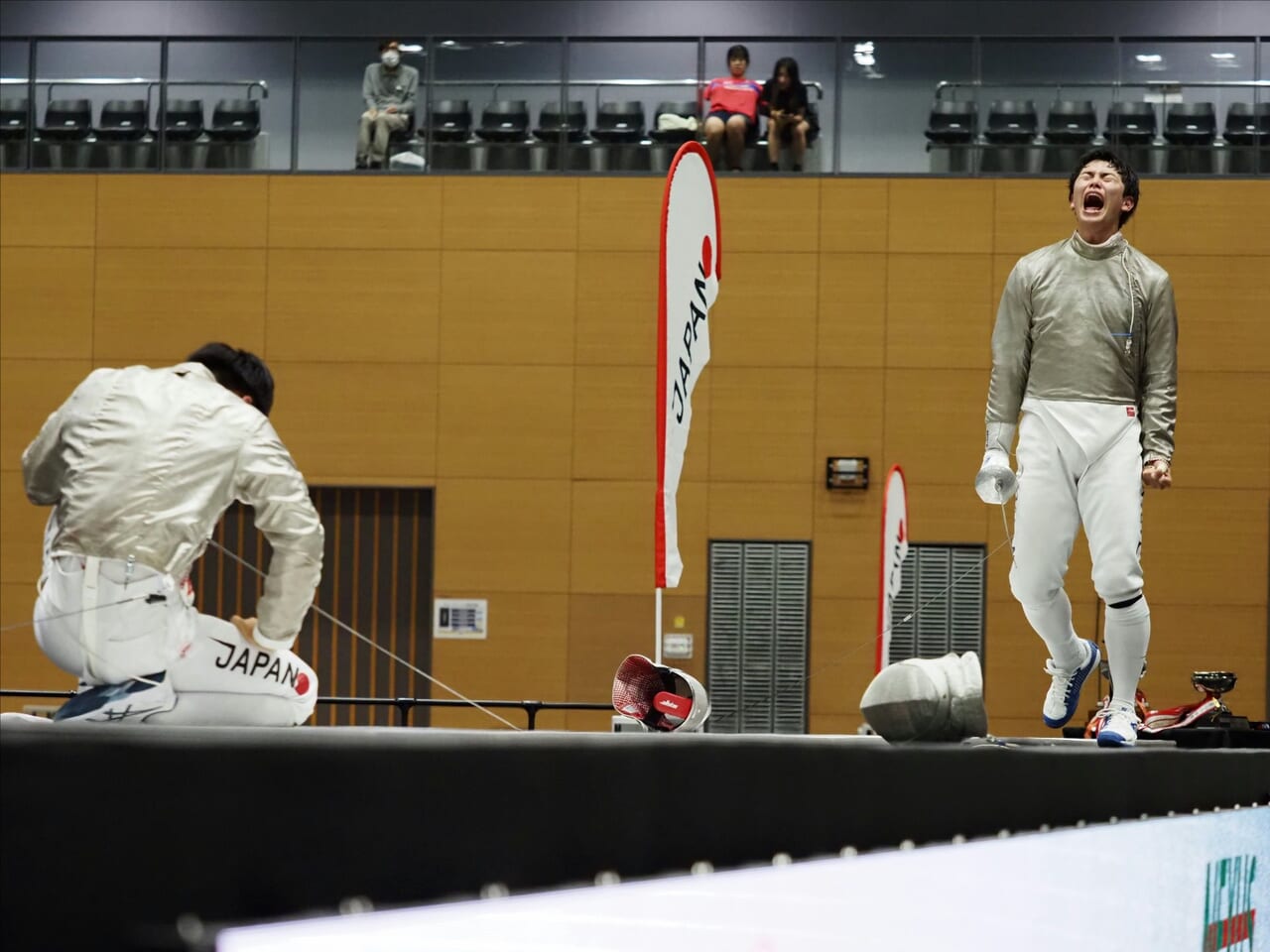 男子サーブル決勝に勝利した坪颯登選手と谷下尚弥選手