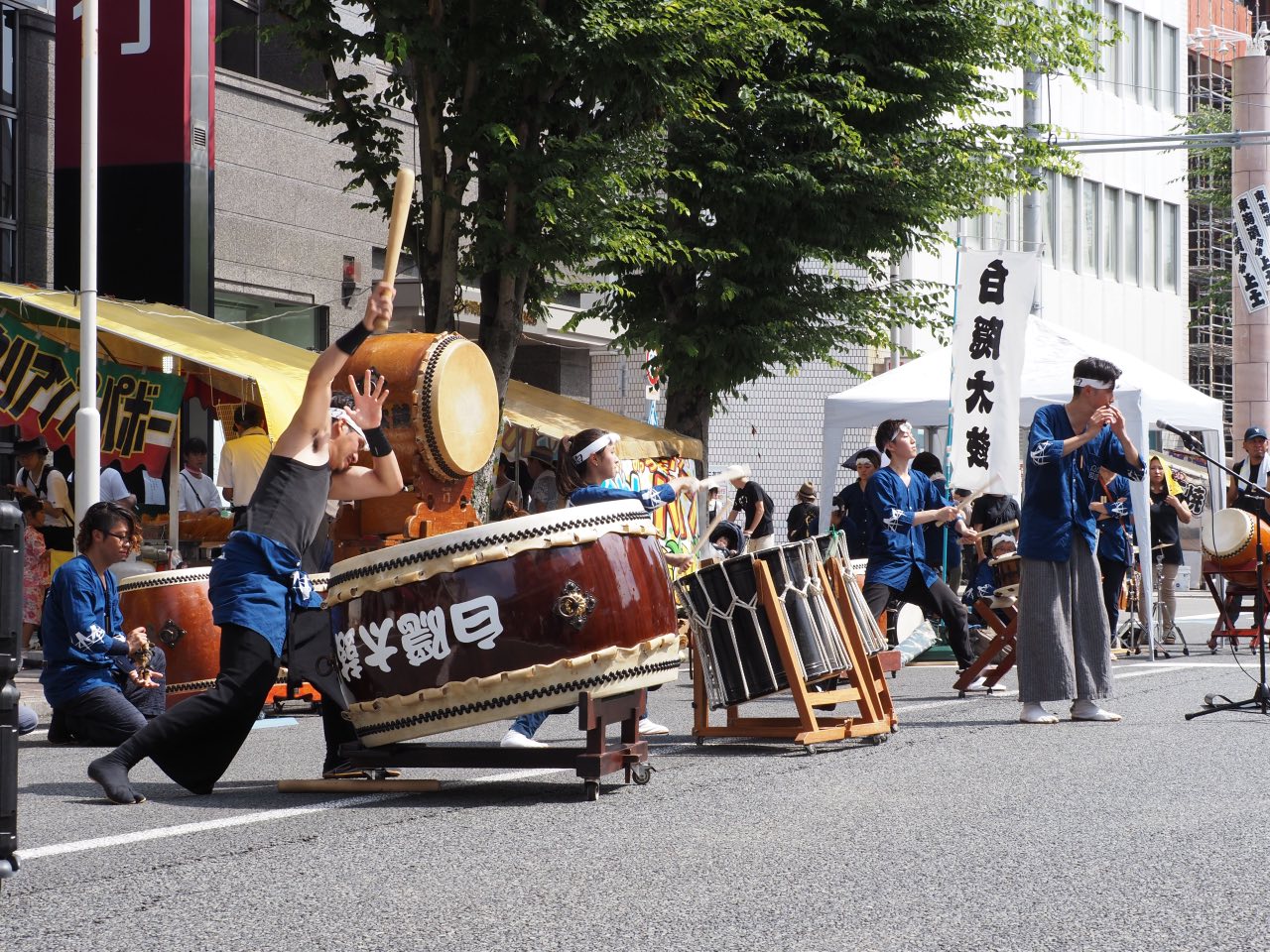 第77回沼津夏祭りで演奏を披露する白隠太鼓