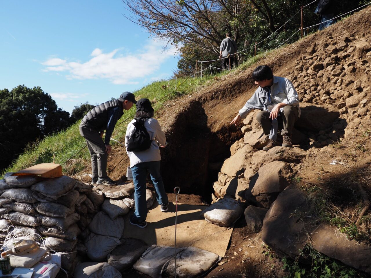 沼津市文化財センターによる興国寺城跡の発掘現場見学会