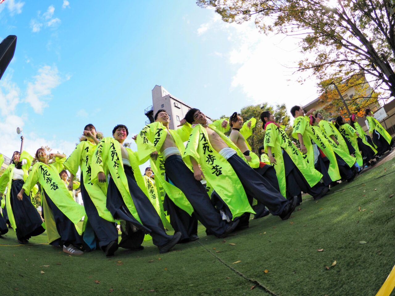 2日目、急遽設けられた中央公園のステージにてオープニングを飾った「fujihoku」