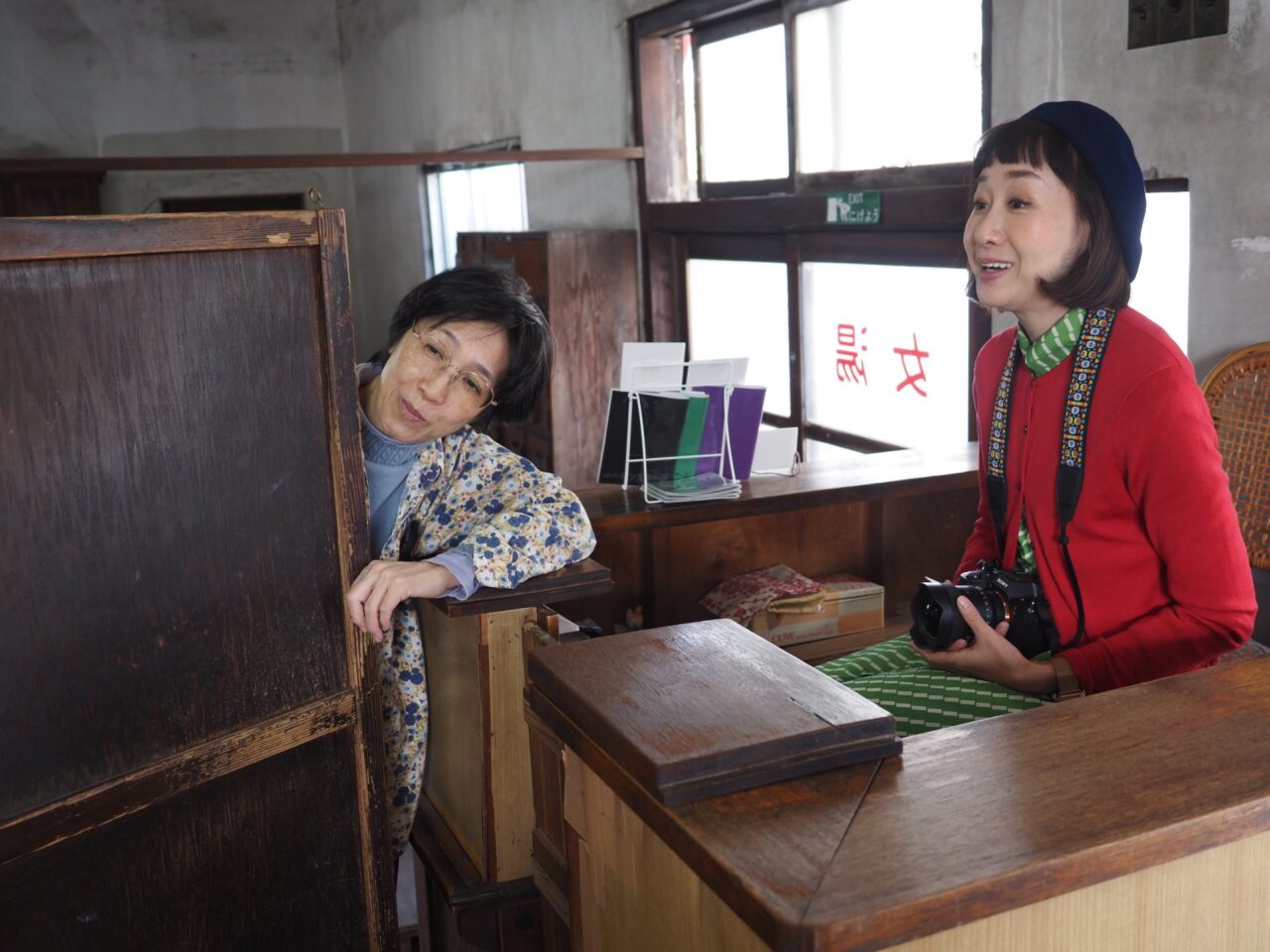 番台での思い出を語る兼子京子さん（左）と、兼子さんの話に耳を傾けながら番台からの景色を楽しむ紅子さん（右）