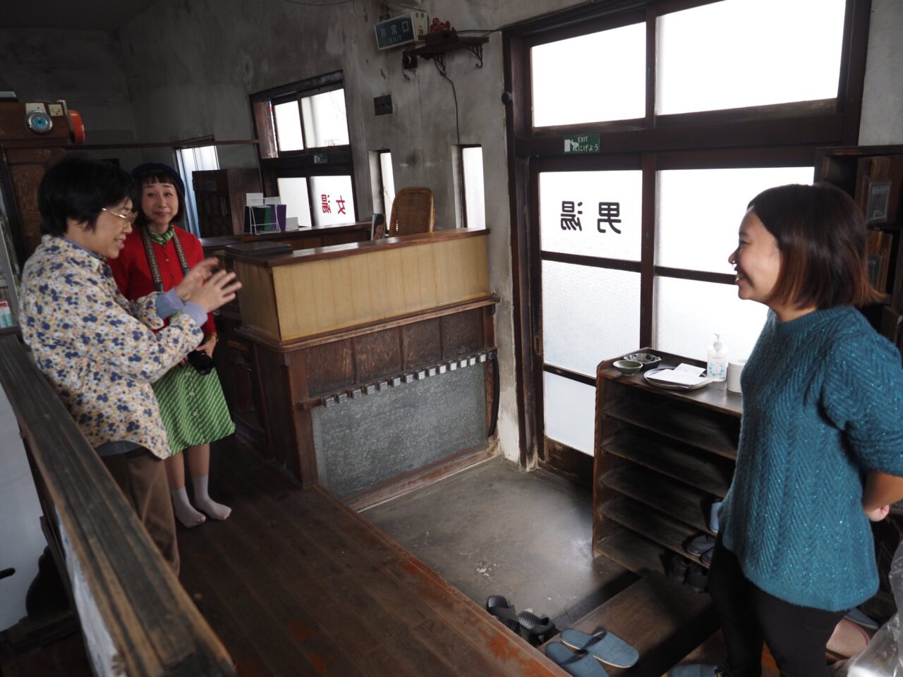 写真展開催を呼びかけたマコトさん（右）、色街写真家の紅子さん（中央）、吉田温泉を管理する兼子京子さん（左）