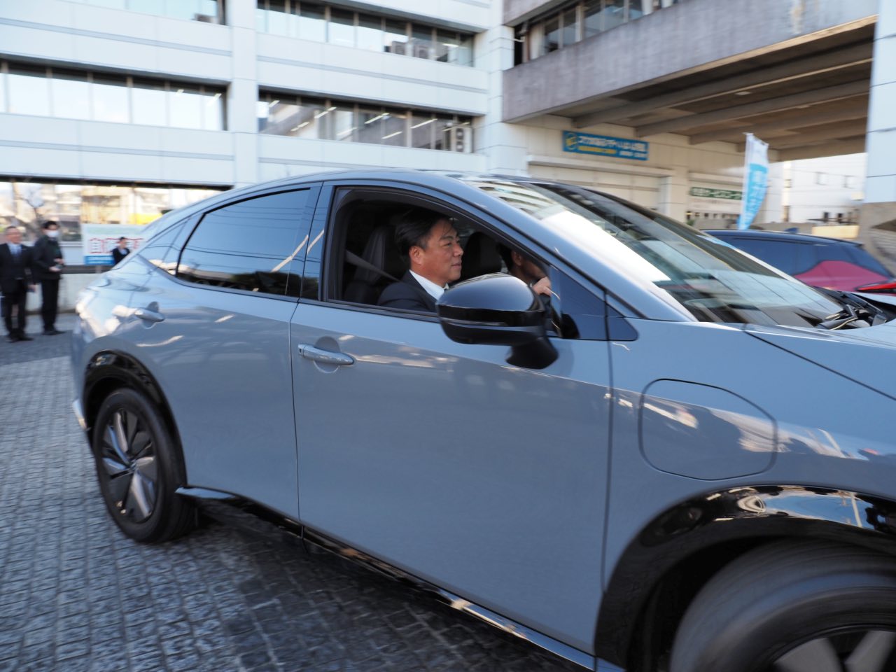 日産アリアに試乗する頼重秀一沼津市長