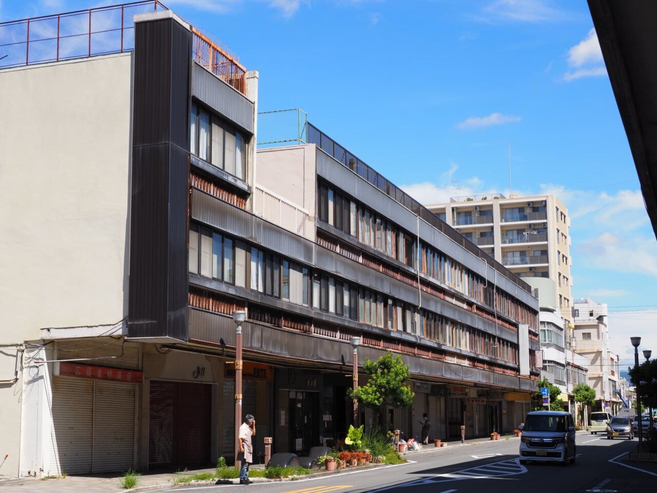 2024年の夏から解体が始まったアーケード名店街の「沼津本通防火建築帯」(2024年8月26日撮影)