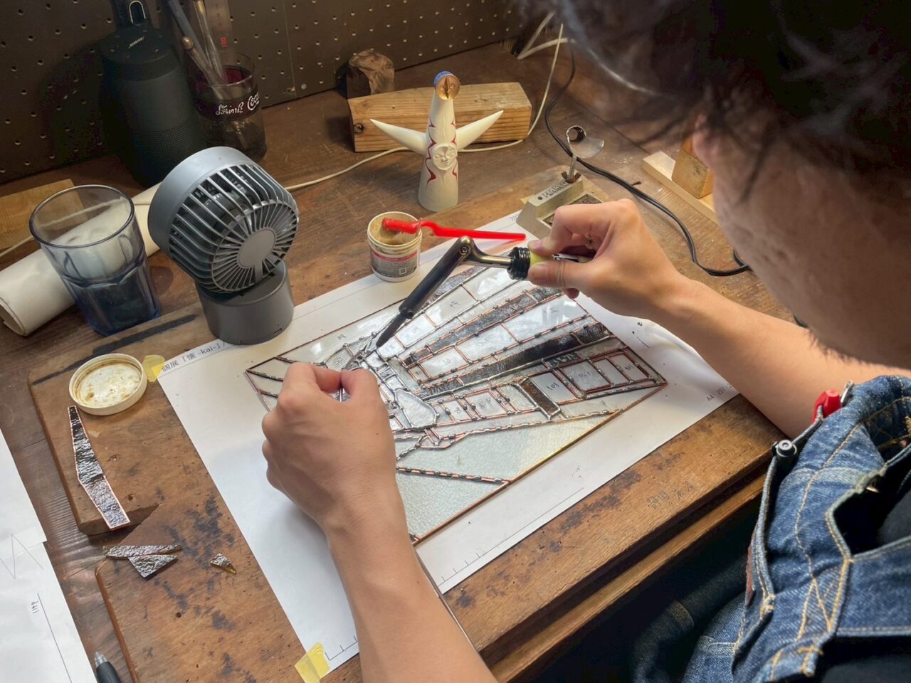 木村洋介さんの作品制作の様子、2024年に解体が始まった沼津本通防火建築帯を描いたもの(画像提供:木村洋介さん)