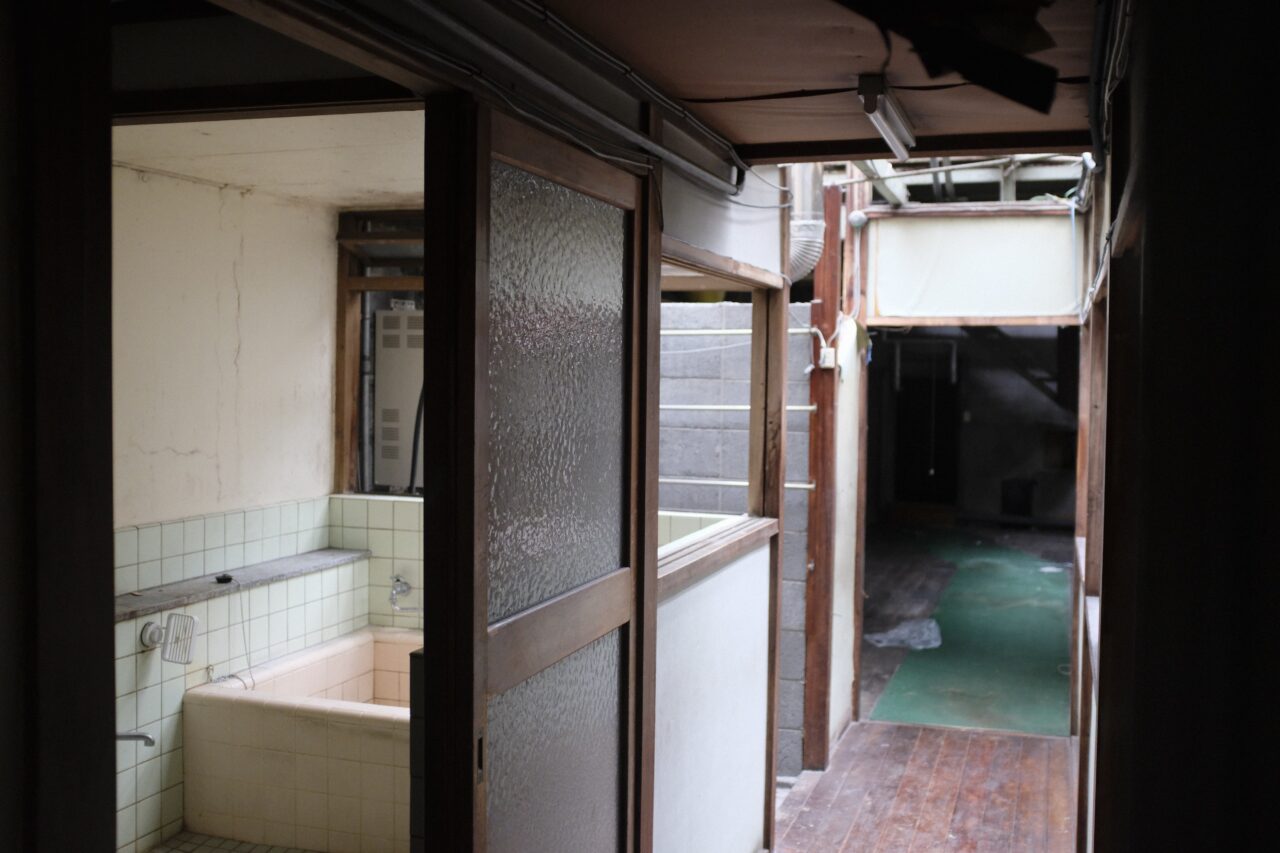 木村さんの作品に使用される「昭和型板ガラス」は、解体される住宅などから回収するそうです。(画像提供:木村洋介さん)