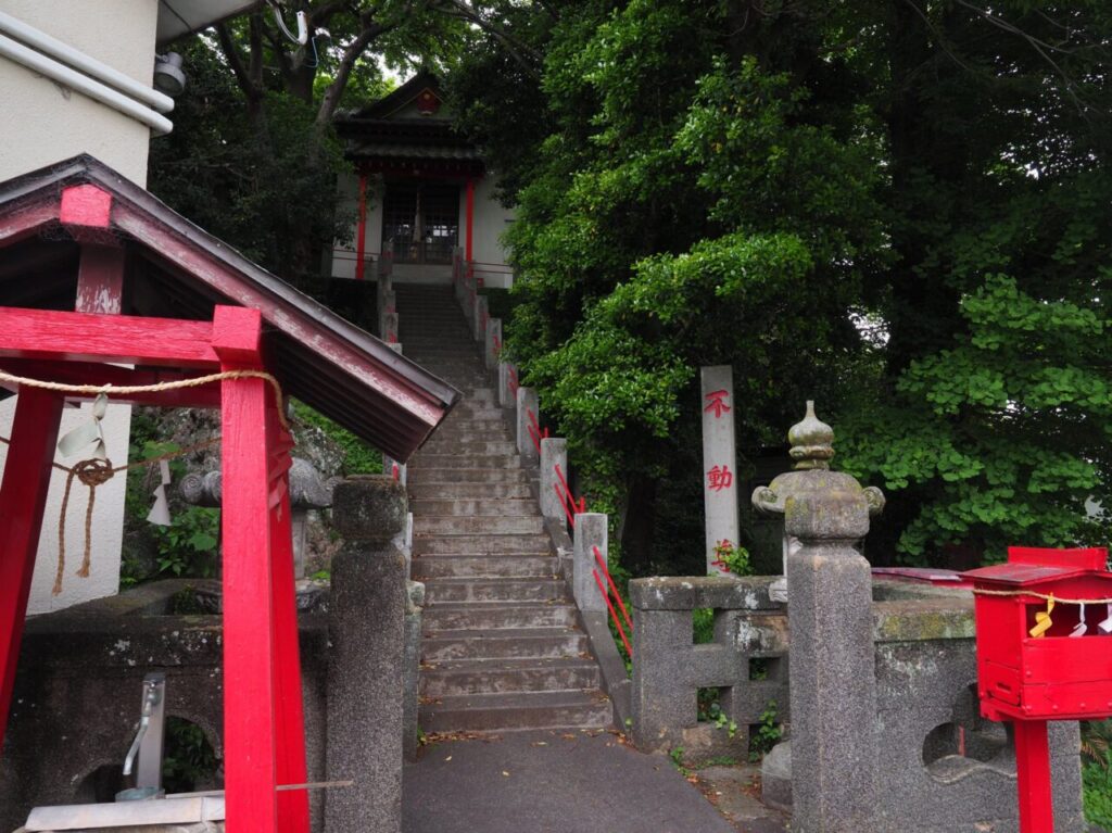 狩野川河口沿いにある不動尊