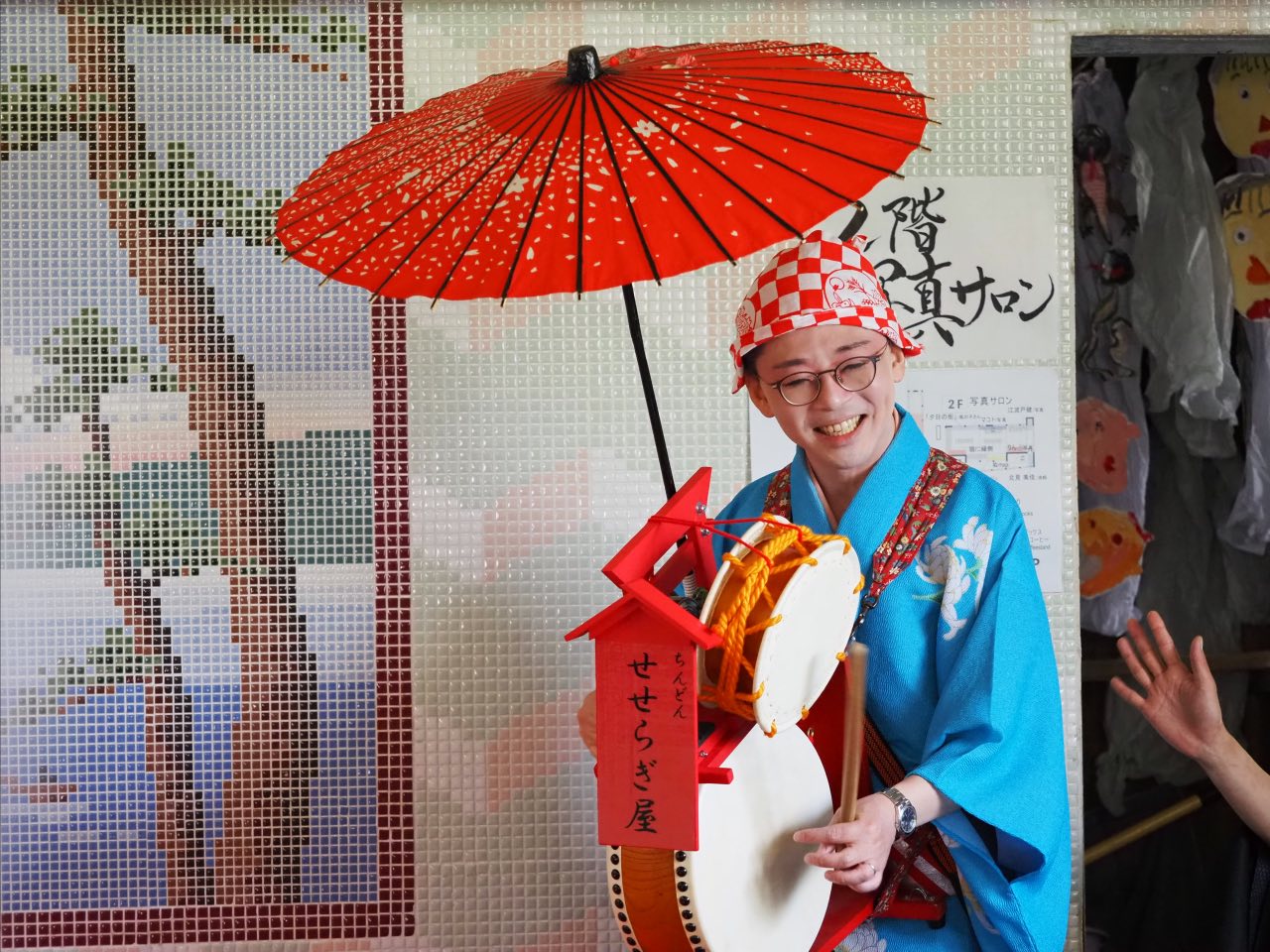 チンドン芸を披露する「せせらぎ屋」