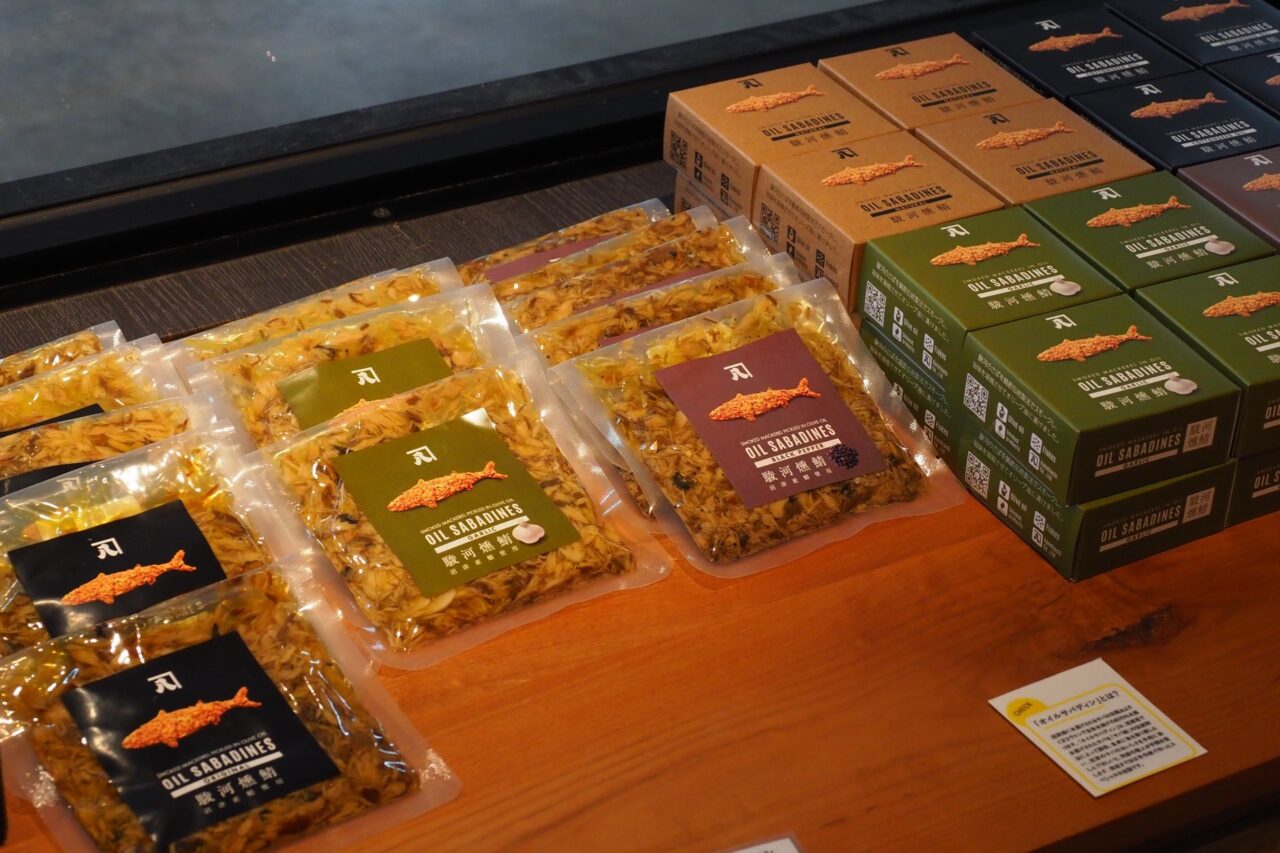 沼津 かねはちの人気商品「駿河燻鯖オイルサバディン」