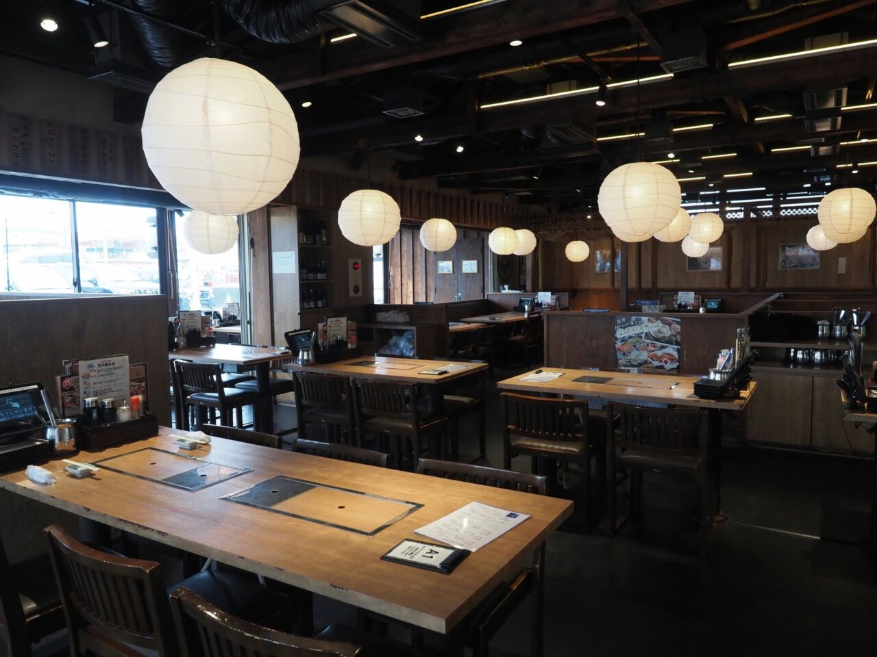 落ち着いた雰囲気が漂う浜焼きしんちゃんの店内