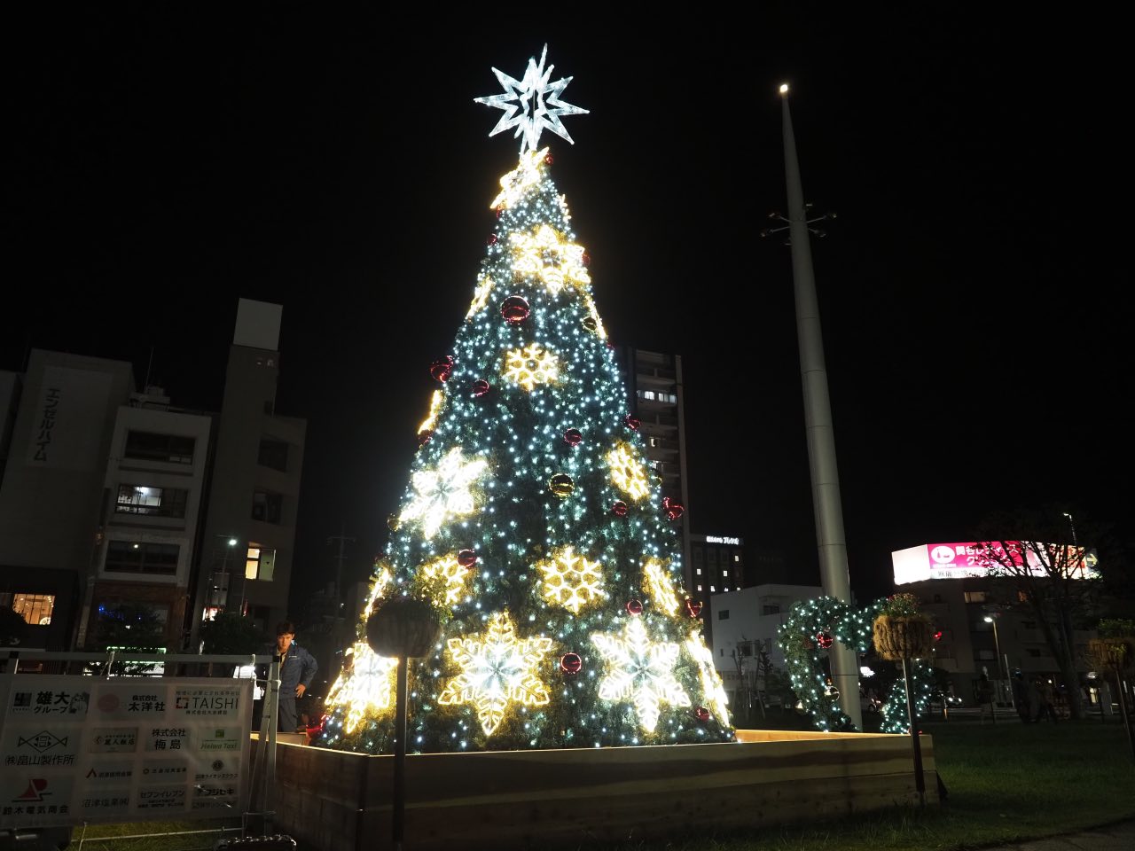 沼津駅北口広場　クリスマスツリーイルミネーション