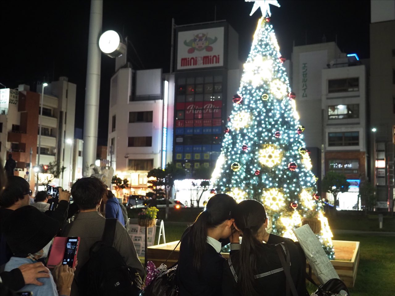 沼津駅北口広場　クリスマスツリーイルミネーション